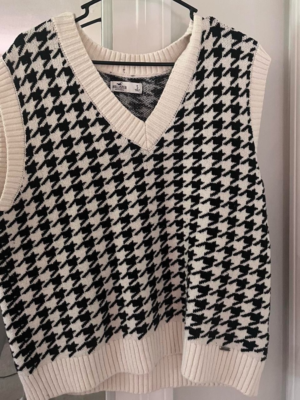 Classic houndstooth knit sweater vest